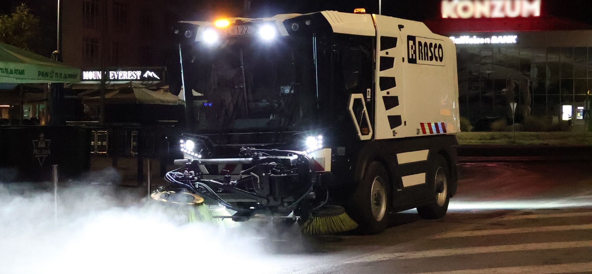 Street sweeper LYNX 5000 night clean up